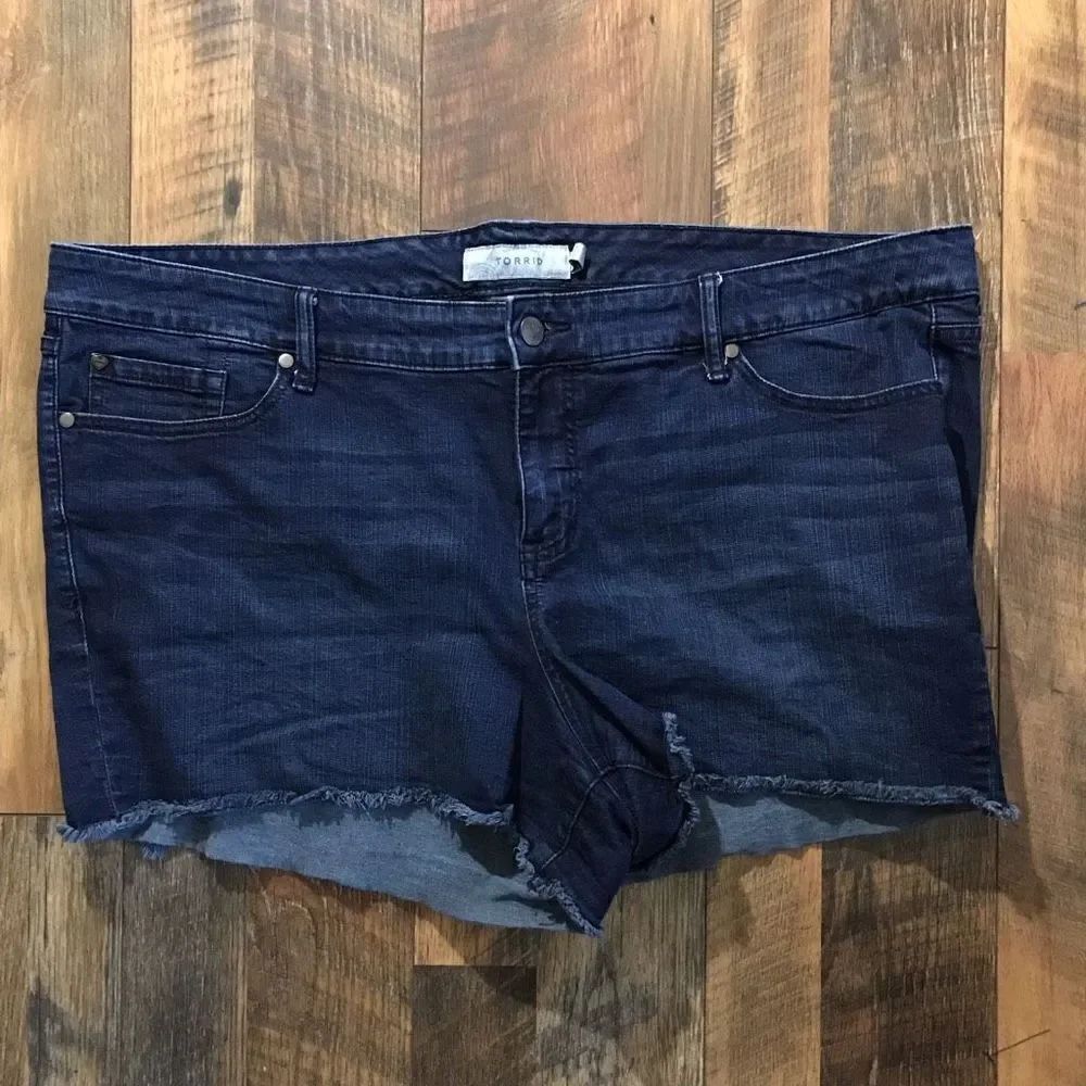 Torrid first at fit Jean Denim Shorts Plus SZ 24 raw hem cutoffs dark wash